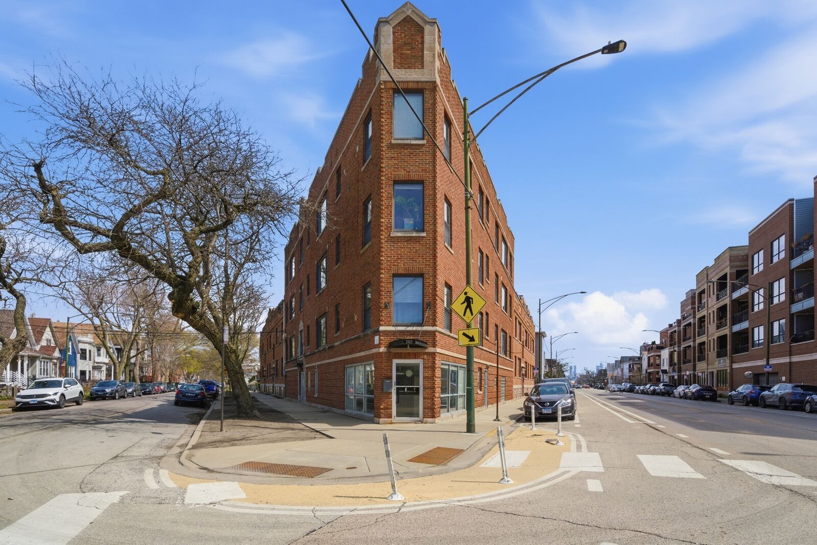 Property Photo: 2245 W Barry Avenue 4A IL 60618