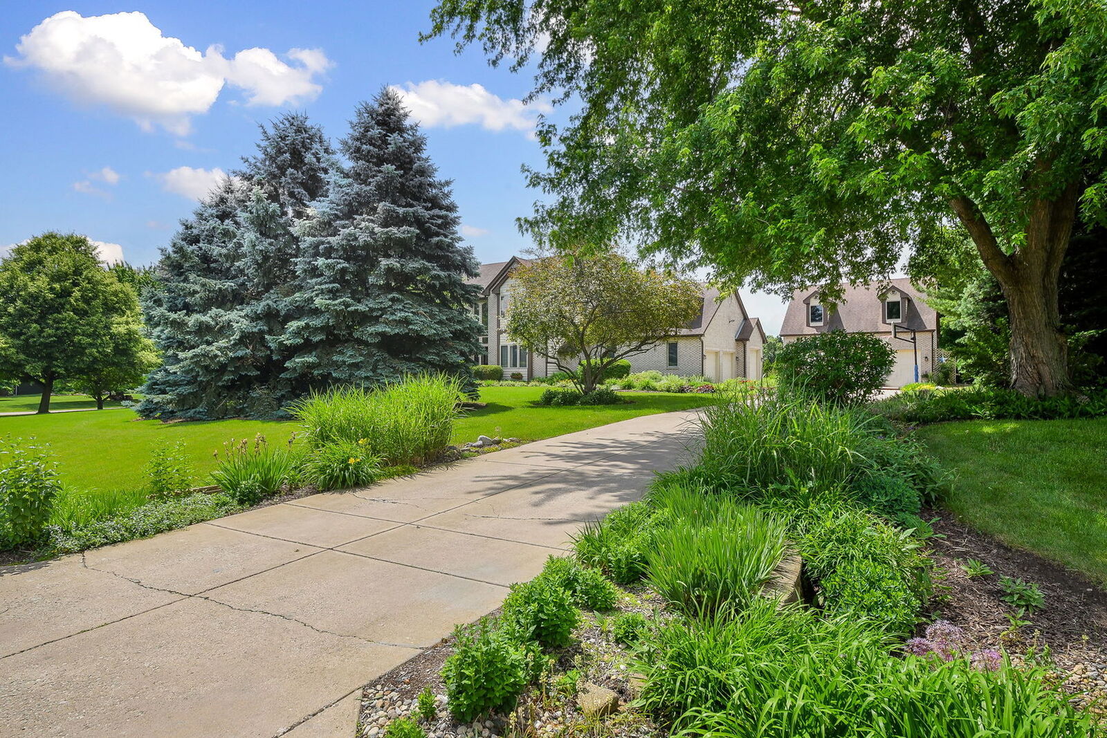 Property Photo: 41W165 Dillonfield Drive IL 60119
