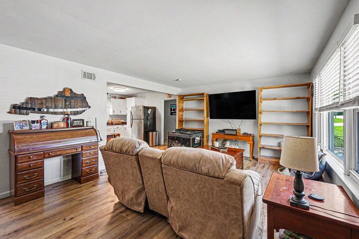 Property Photo: 582 E Broadway KY 40019
