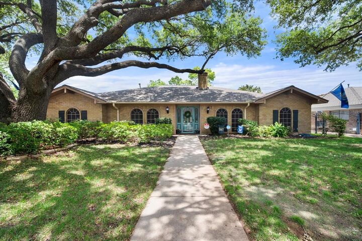 Property Photo: 1307 S Westador Drive TX 76015