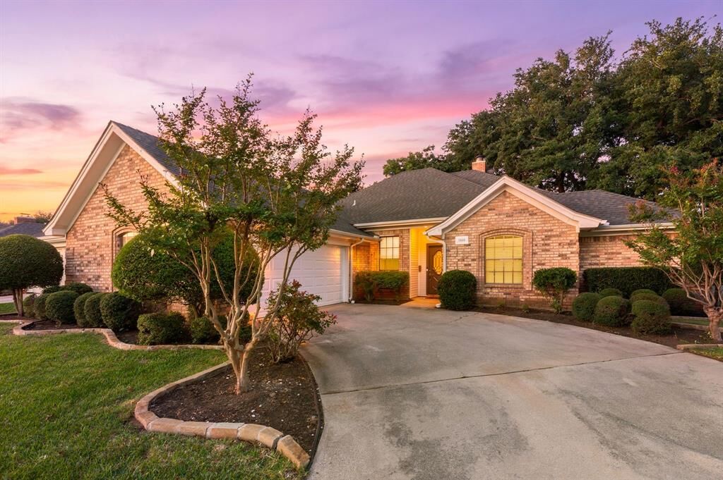 Property Photo: 2509 Woodfield Way TX 76021