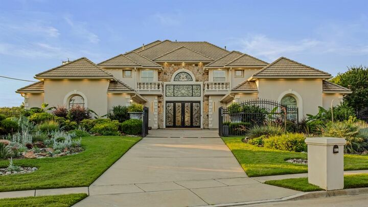 Property Photo:  3704 Kingfisher Court  TX 75022 