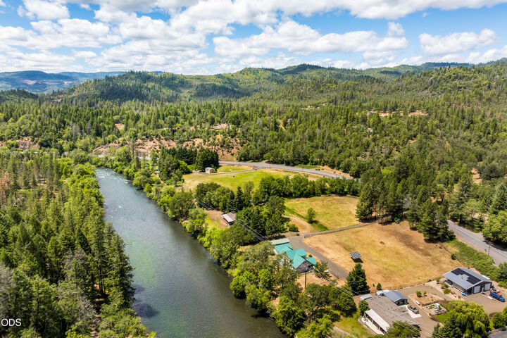 Property Photo: 26268 Highway 62 OR 97541