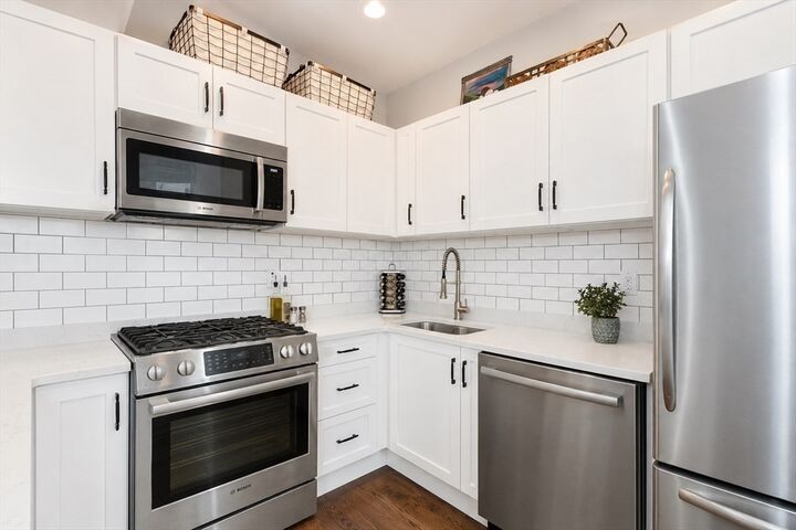 Property Photo:  656 E 7th St 2  MA 02127 