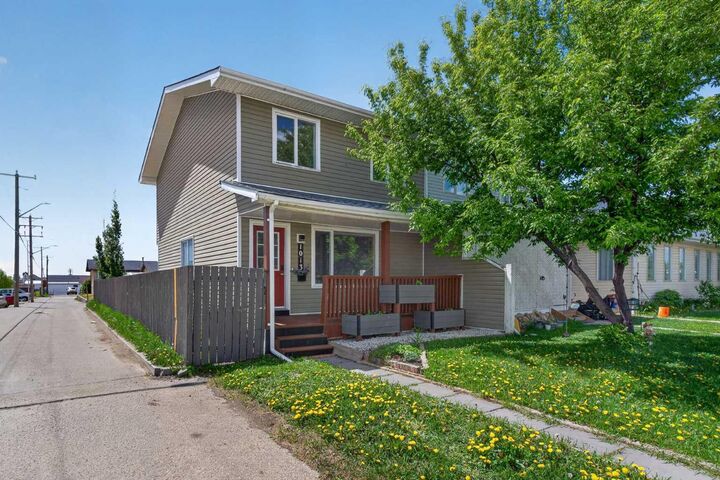 Property Photo: 1013 Smith Avenue AB T0M 0S0