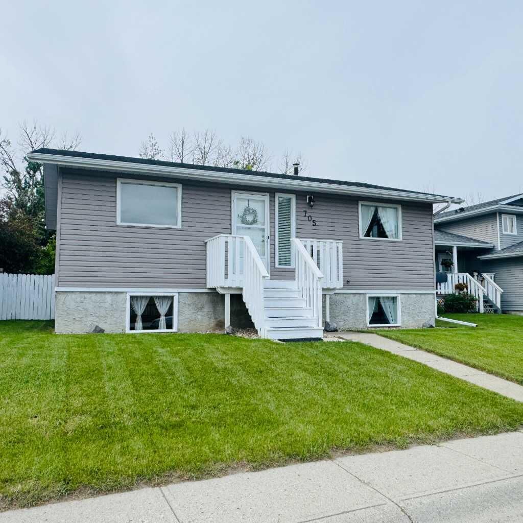Property Photo:  705 10 Avenue SE  AB T1V 1K3 
