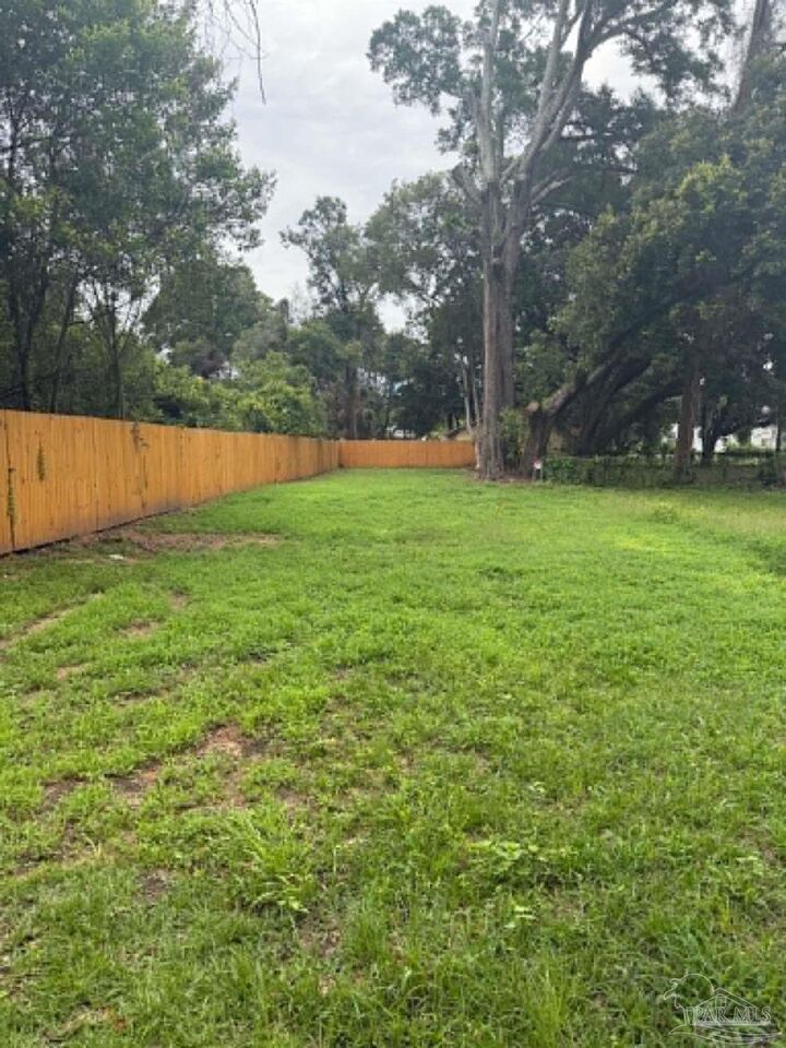 Property Photo: 1804 W Lakeview Ave FL 32501