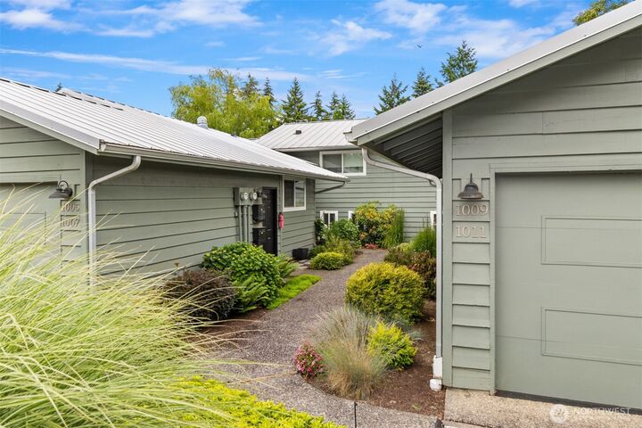 Property Photo:  1011  Blue Heron Avenue NE  WA 98110 