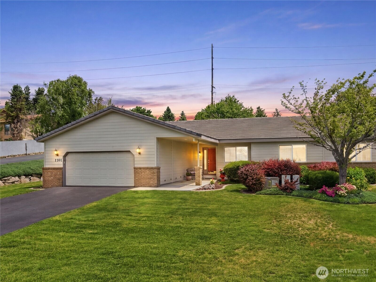 Property Photo:  1380  Eastmont Avenue 1301  WA 98802 