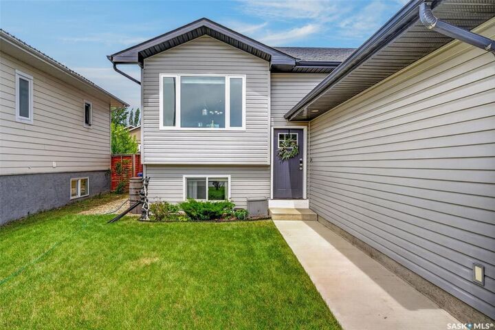 Property Photo:  203 Saskatchewan Avenue  SK S0K 2A0 