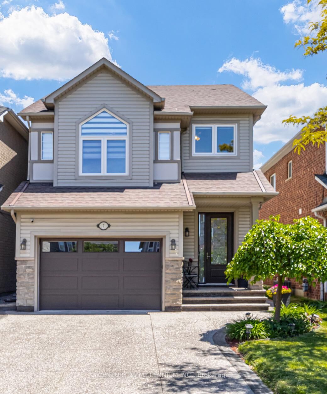 Property Photo: 7 Bramoak Crescent ON L7A 1T7