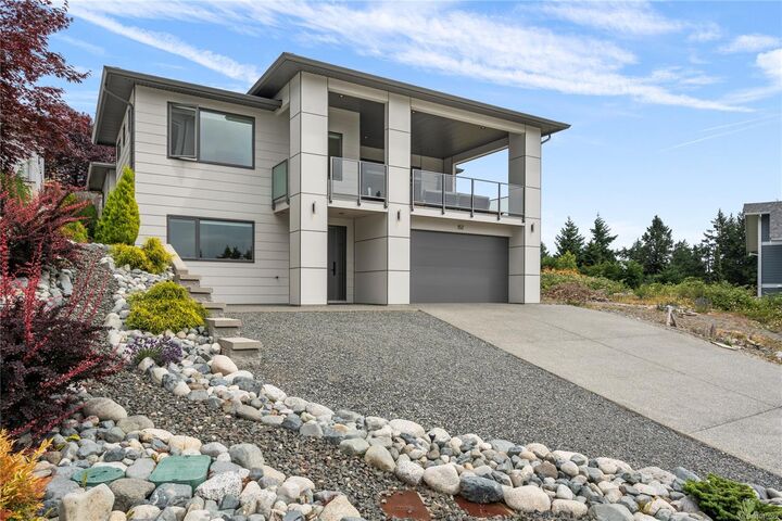 152 Golden Oaks Cres — photo 1