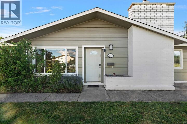 Property Photo: 1372 Rafiki Place BC V8M 1G5