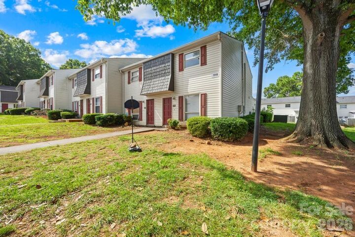 Property Photo: 7915 Oak Meadow Court NC 28210