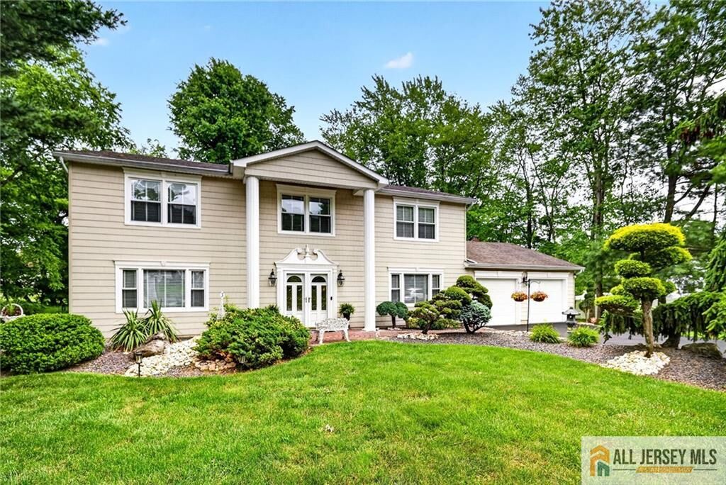 Property Photo:  3 Driftwood Court  NJ 08831 