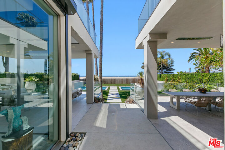 Property Photo:  938 - 940 Palisades Beach Rd  CA 90403 