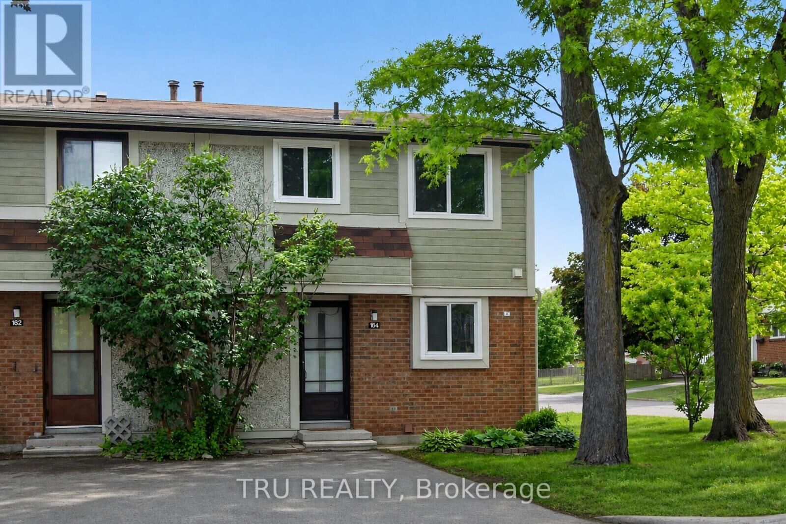 Property Photo: 16-164 Barrow Crescent ON K2L 2J1