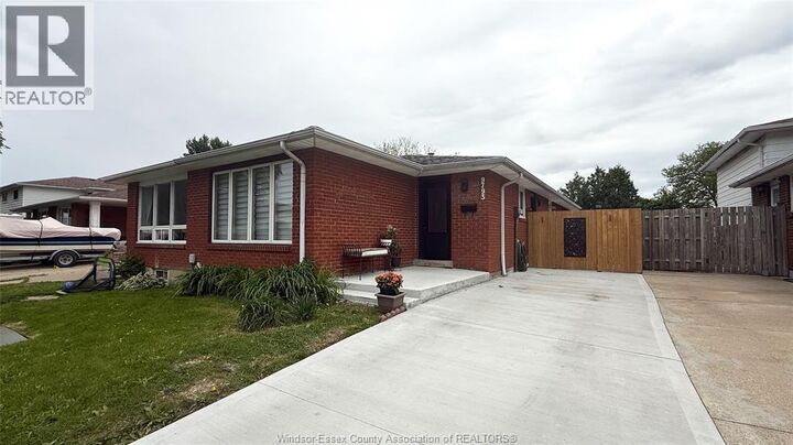 Property Photo:  9793 Lynngrove Crescent  ON N8R 1B8 