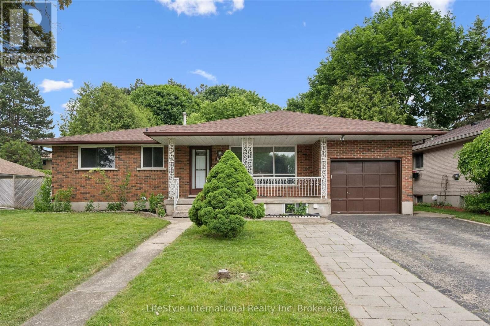 Property Photo:  113 Applewood Crescent  ON N1H 6B3 