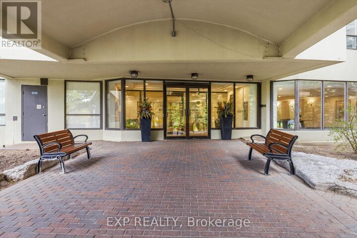 Property Photo:  22 Hanover Road 1710  ON L6S 5K7 