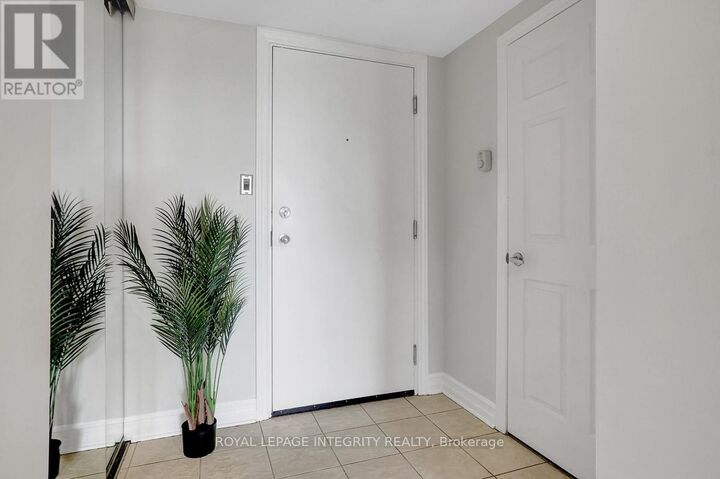 Property Photo:  711 Churchill Avenue North 402  ON K1Z 5G6 