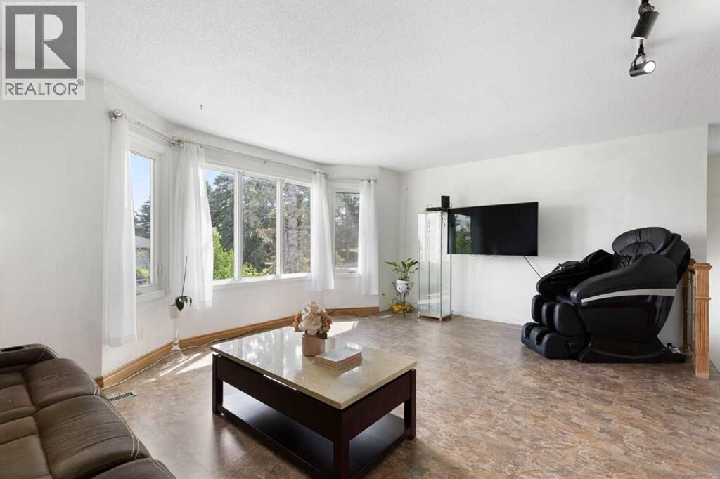 Property Photo: 1016 Hunterdale Place Northwest AB T2K 4R7