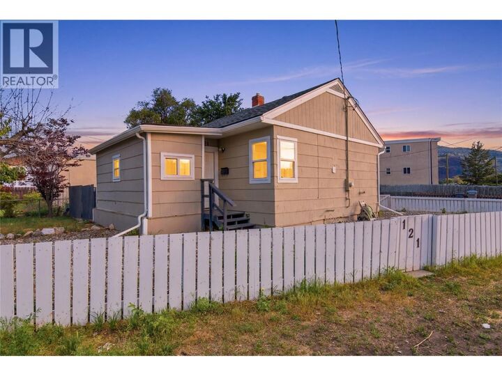 Property Photo: 121 Willow Street BC V2B 4C6