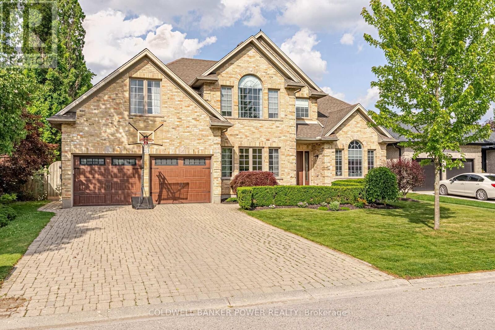 Photo de la propriété: 153 Green Hedge Court ON N6H 5A4