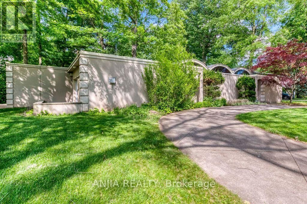 Property Photo:  2419 Lionheart Crescent  ON L5K 1S4 
