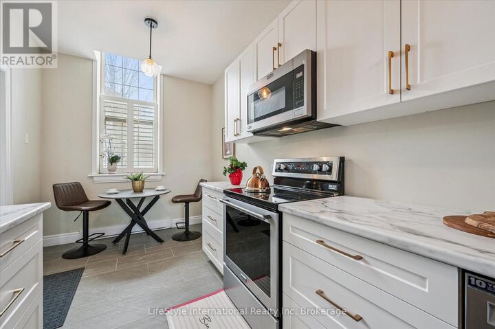 Property Photo:  196 Arthur Street North 6  ON N1E 4V8 
