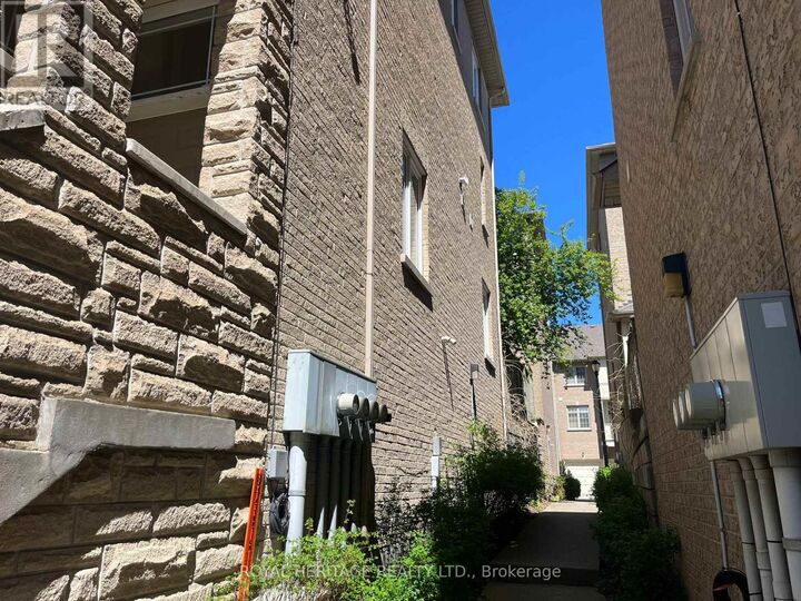 Property Photo:  16 William Poole Way 16  ON M2N 7A7 