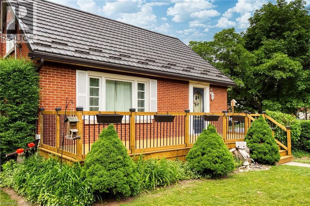 Property Photo: 5 Brentwood Avenue ON N2H 2C4