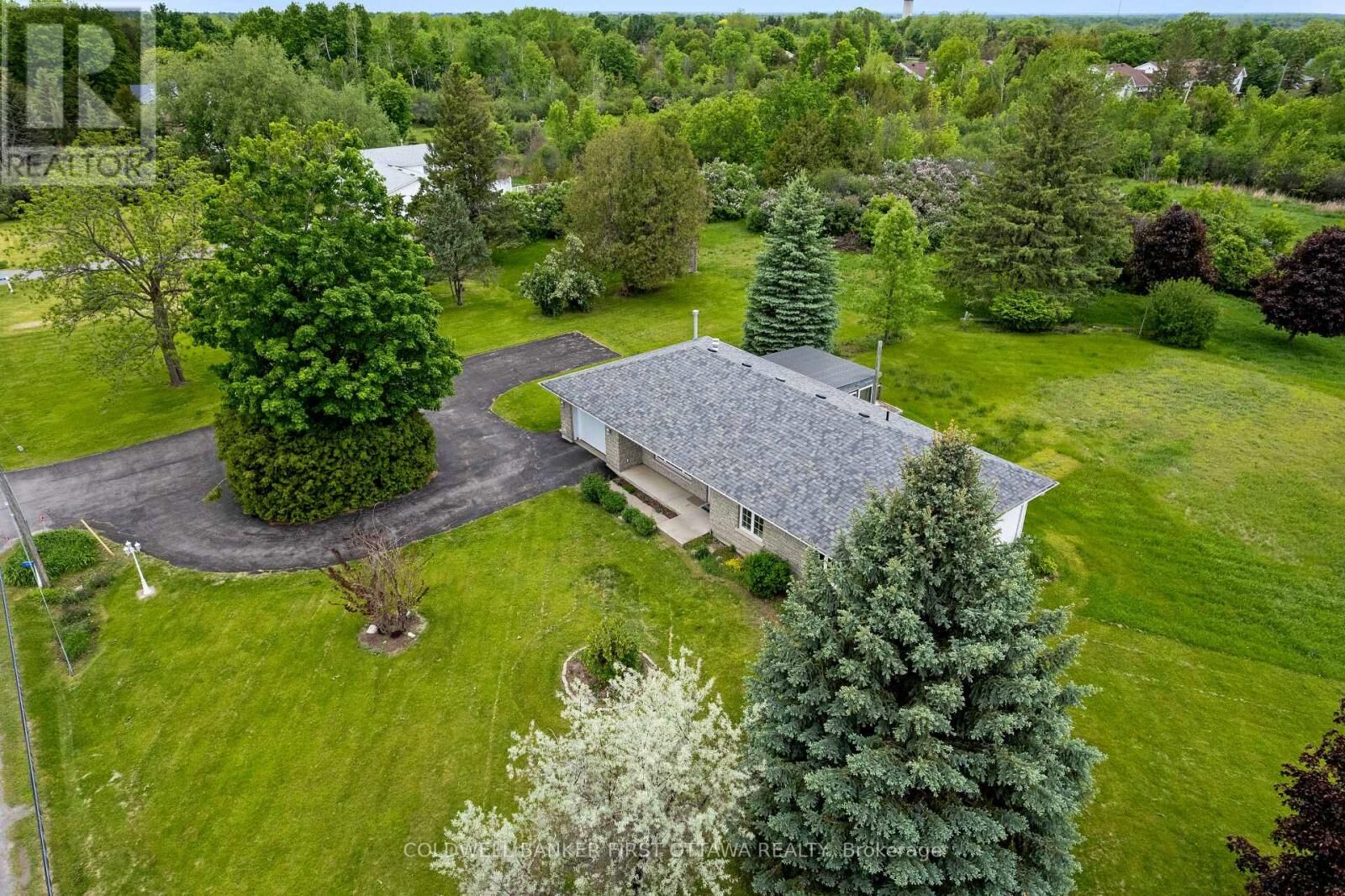 Property Photo:  363 Napoleon Street  ON K7C 3Y3 