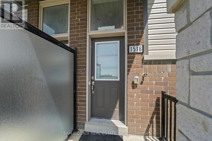 Property Photo: 1518 Bloor Street 19 ON L1E 0G9