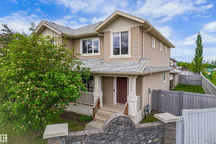 Photo de la propriété:  8204 180 Avenue NW  AB T5Z 0H8 