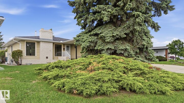 Property Photo: 7408 40 Avenue NW AB T6K 0W9