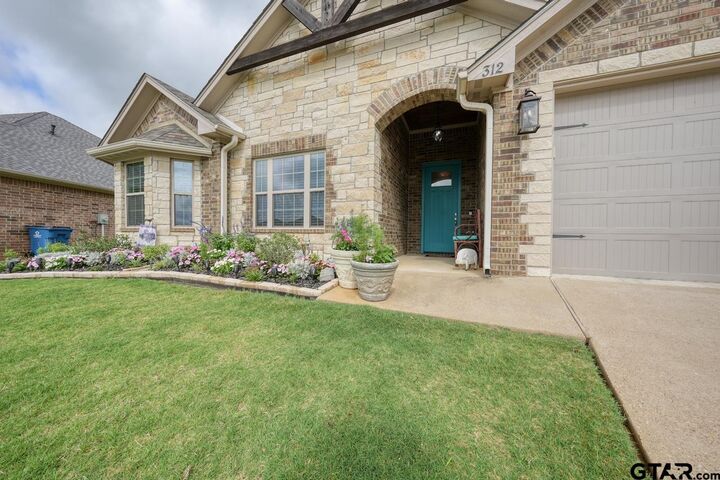Property Photo: 312 Kingdom Blvd TX 75771