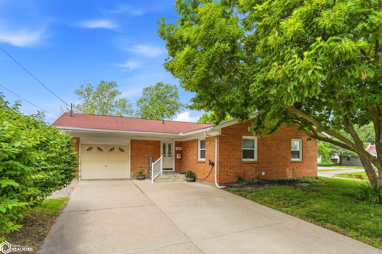 Property Photo:  401 Neva Place  IA 52655 