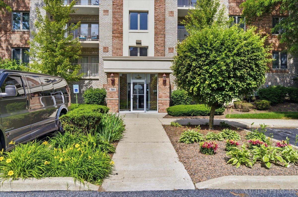 Property Photo: 7841 W 157th Street 104 IL 60462