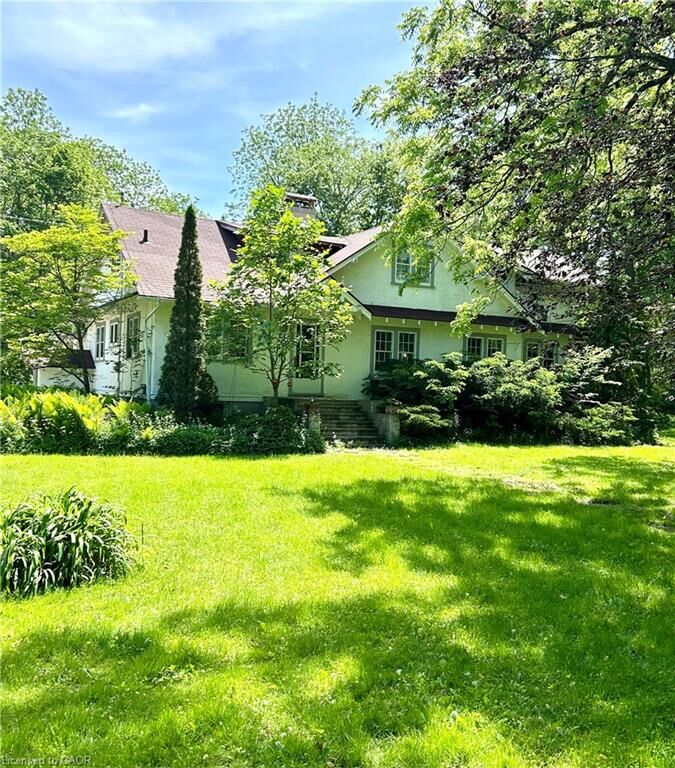 Property Photo: 399 Norfolk Street S ON N3Y 2W8
