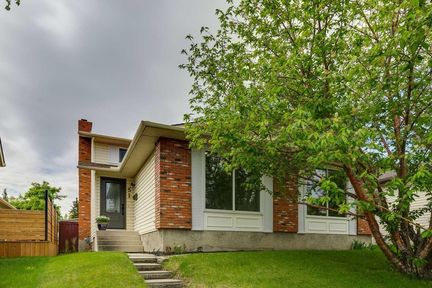 Property Photo:  51 Woodbrook Green SW  AB T2W 4P6 
