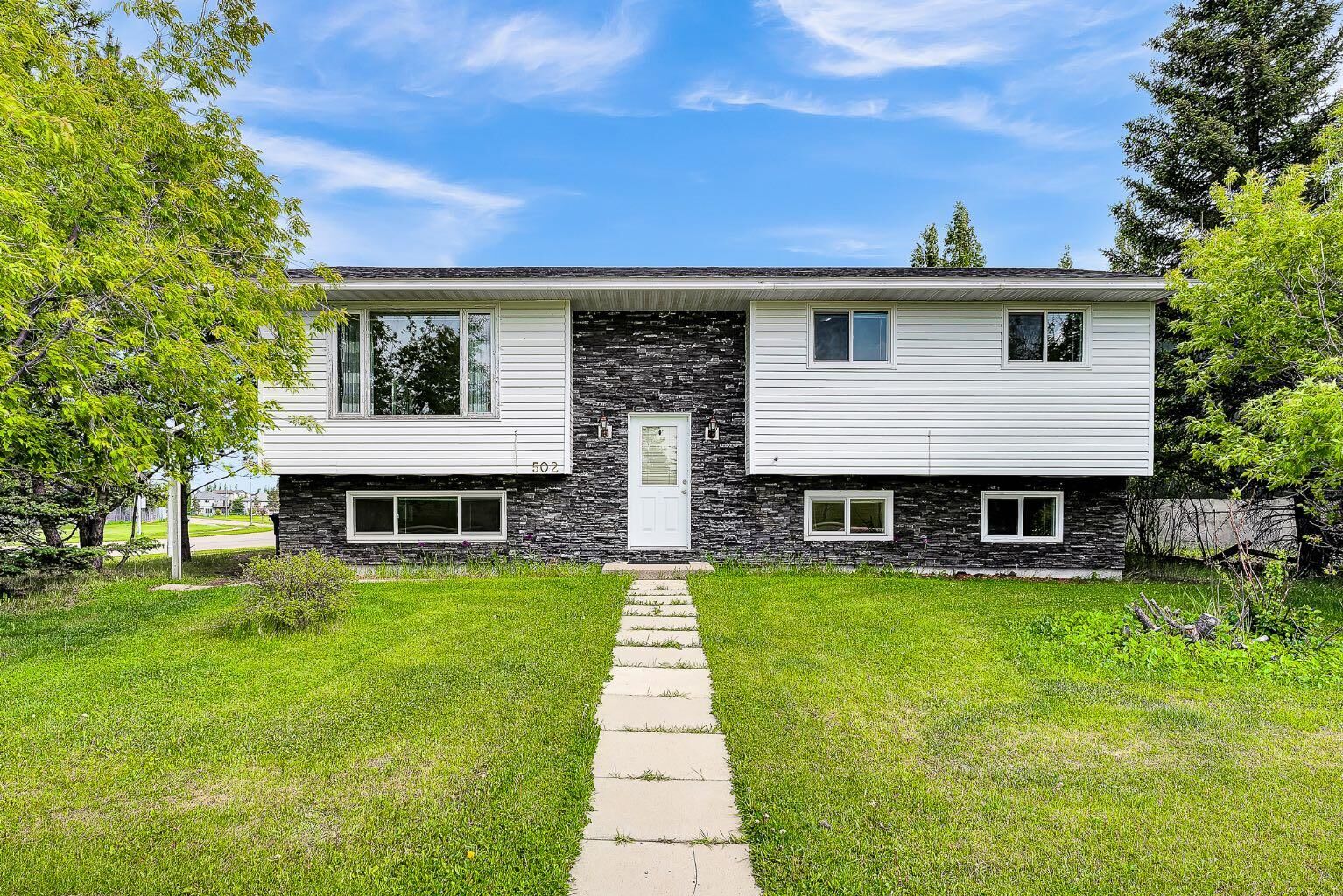 Property Photo: 502 Maplewood Drive AB T0L 0H0