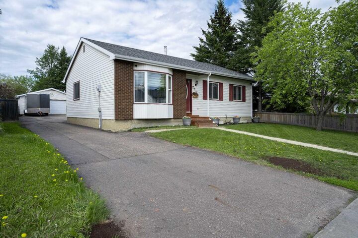 Property Photo:  210 Leigh Crescent  AB T9K 1N4 