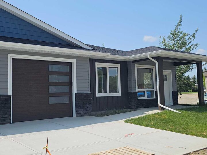 Property Photo: 4738 49A Avenue #4 AB T4L 1N4