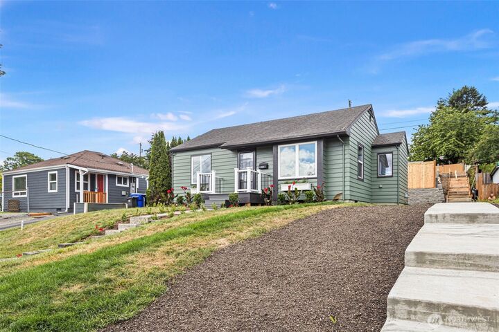 Property Photo: 1624 Pine Street 1 WA 98201