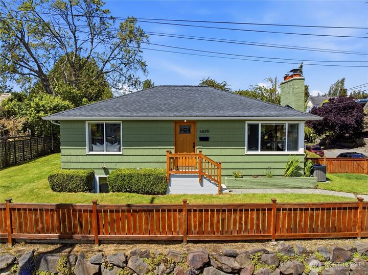 Property Photo: 6825 Linden Avenue N WA 98103