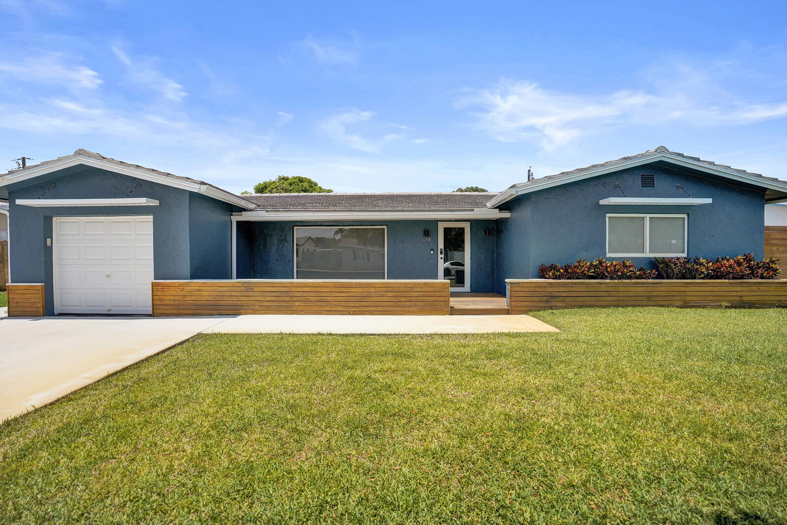 Property Photo: 1201 SW 28th Avenue FL 33426