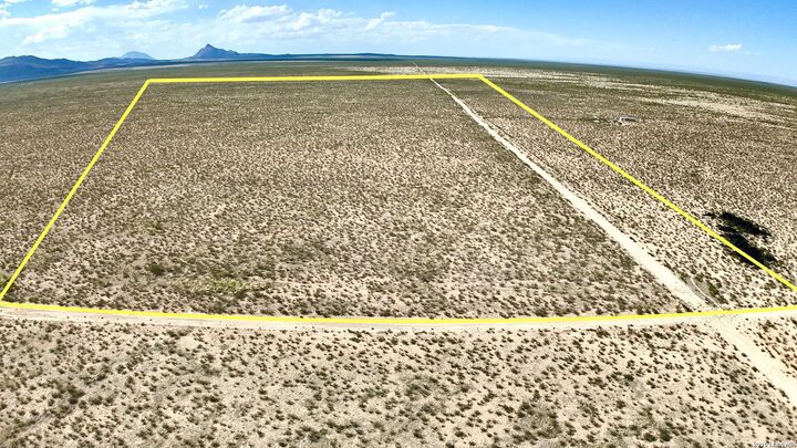 Property Photo:  201 E Roadrunner Rd  TX 79847 