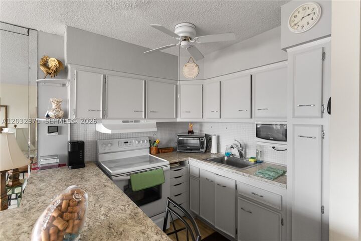 Property Photo: 725 SW 11th Ave 12 FL 33009