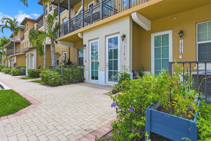Property Photo:  14776 SW 10th St 10501  FL 33027 